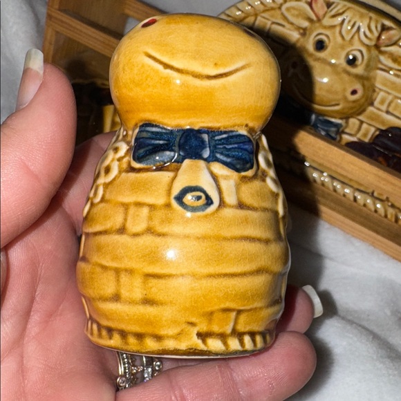 Adorable Vintage Cow Salt & Pepper Shaker Set with Napkin Holder - Picture 7 of 16